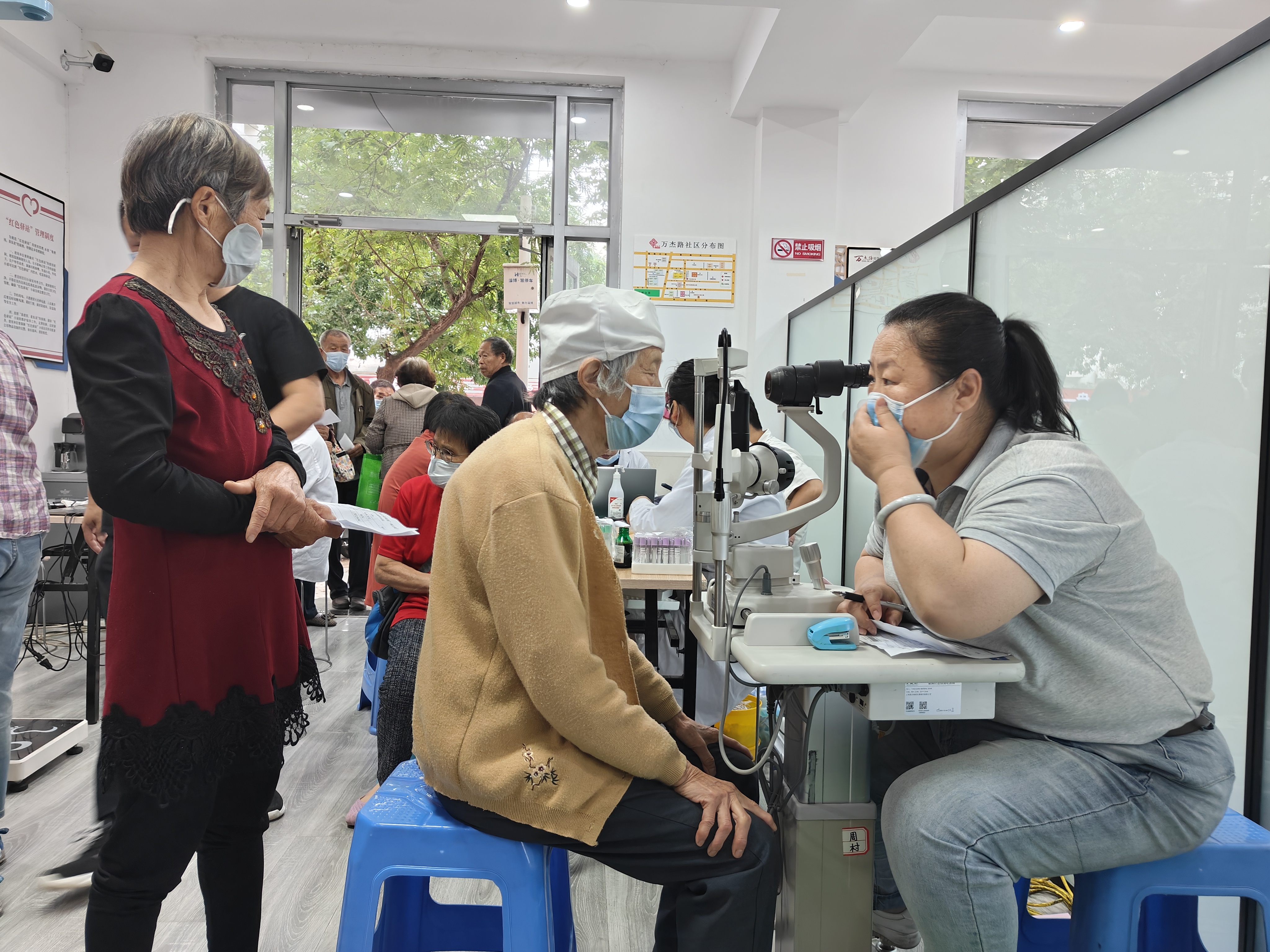 美德健康新生活｜爱心早餐＋礼品 保健知识不能少 淄博高新区健康“大礼包”构筑最美夕阳红(图2)