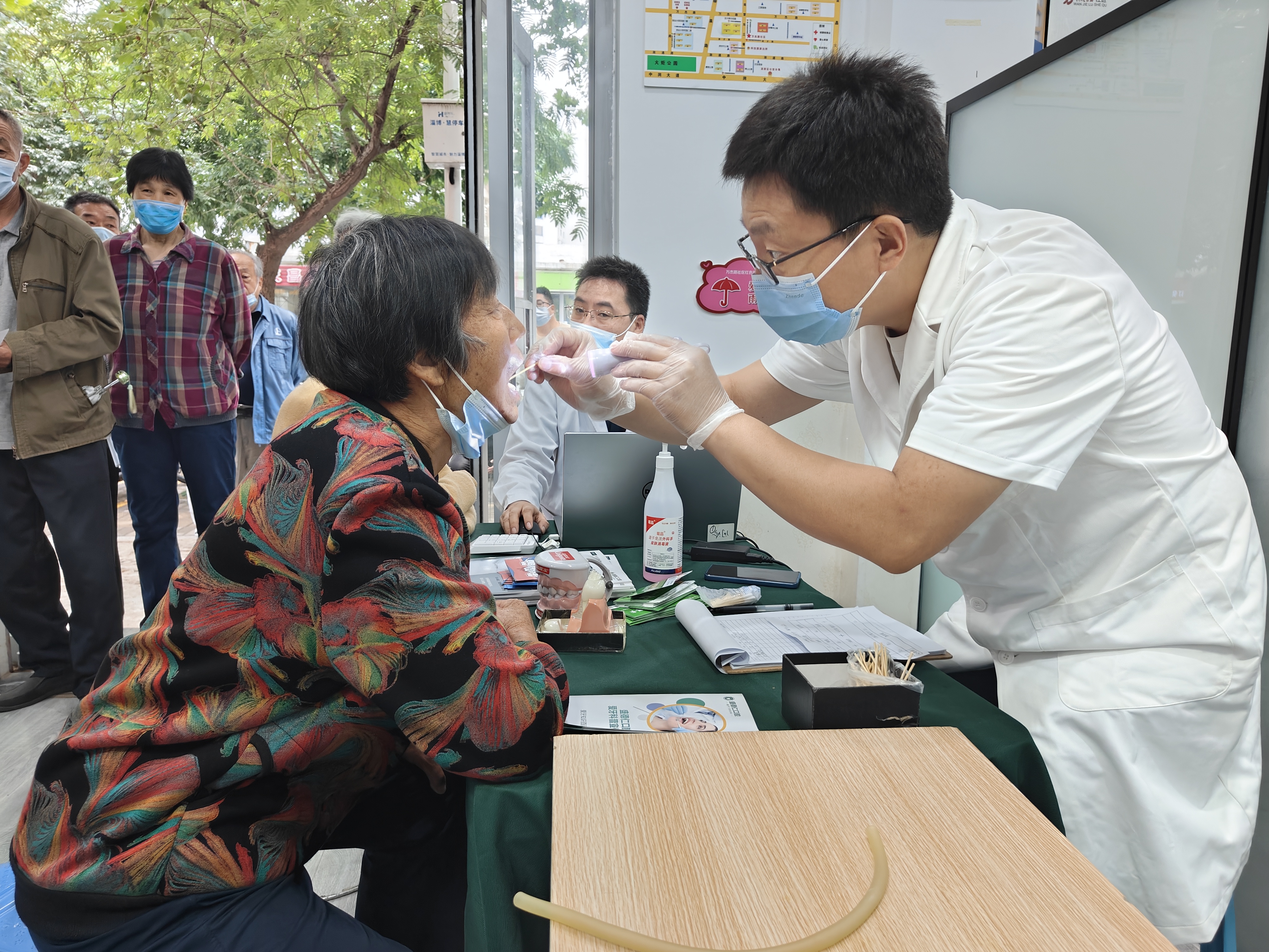 美德健康新生活｜爱心早餐＋礼品 保健知识不能少 淄博高新区健康“大礼包”构筑最美夕阳红(图3)