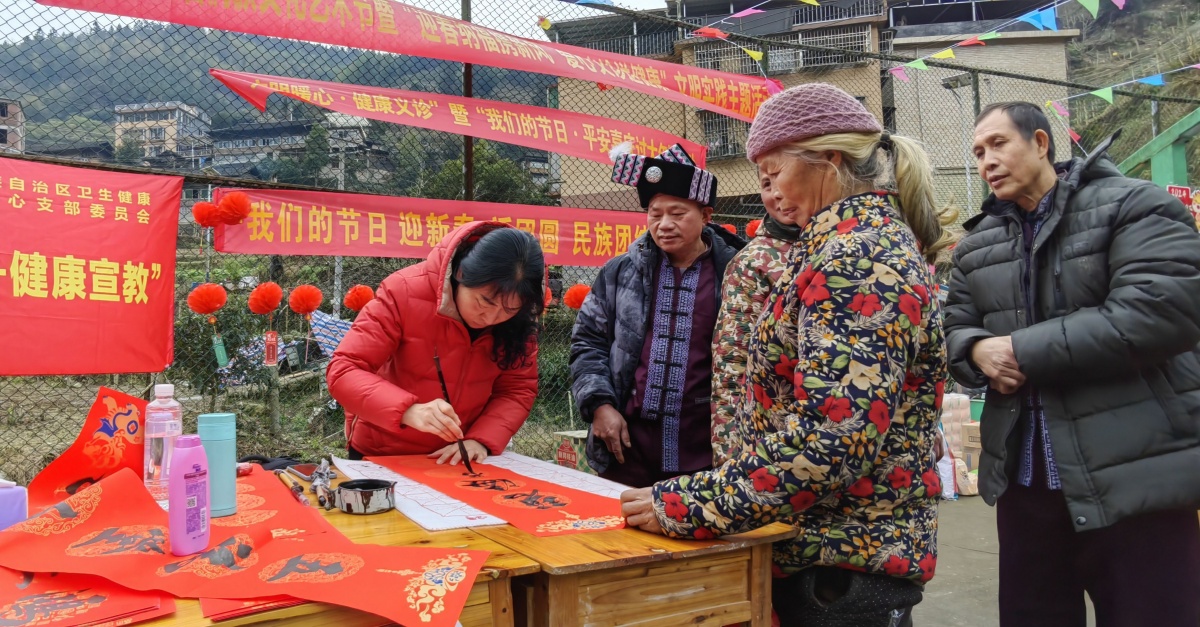 emc易倍：新春“礼物”送基层 真情帮扶暖人心(图2)